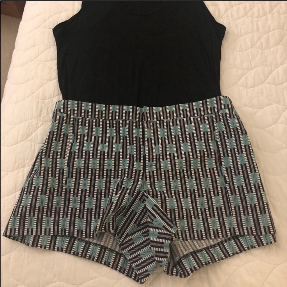 Gap Patterned Black/White/Green Shorts - image 2
